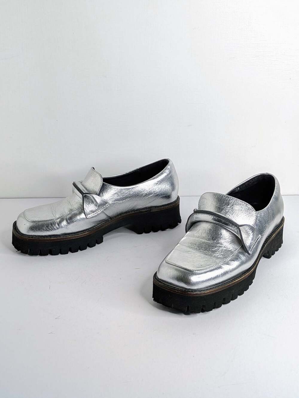 Intentionally Blank Silver Metallic Lug Sole Loafer 7 Platform Slip On Heft